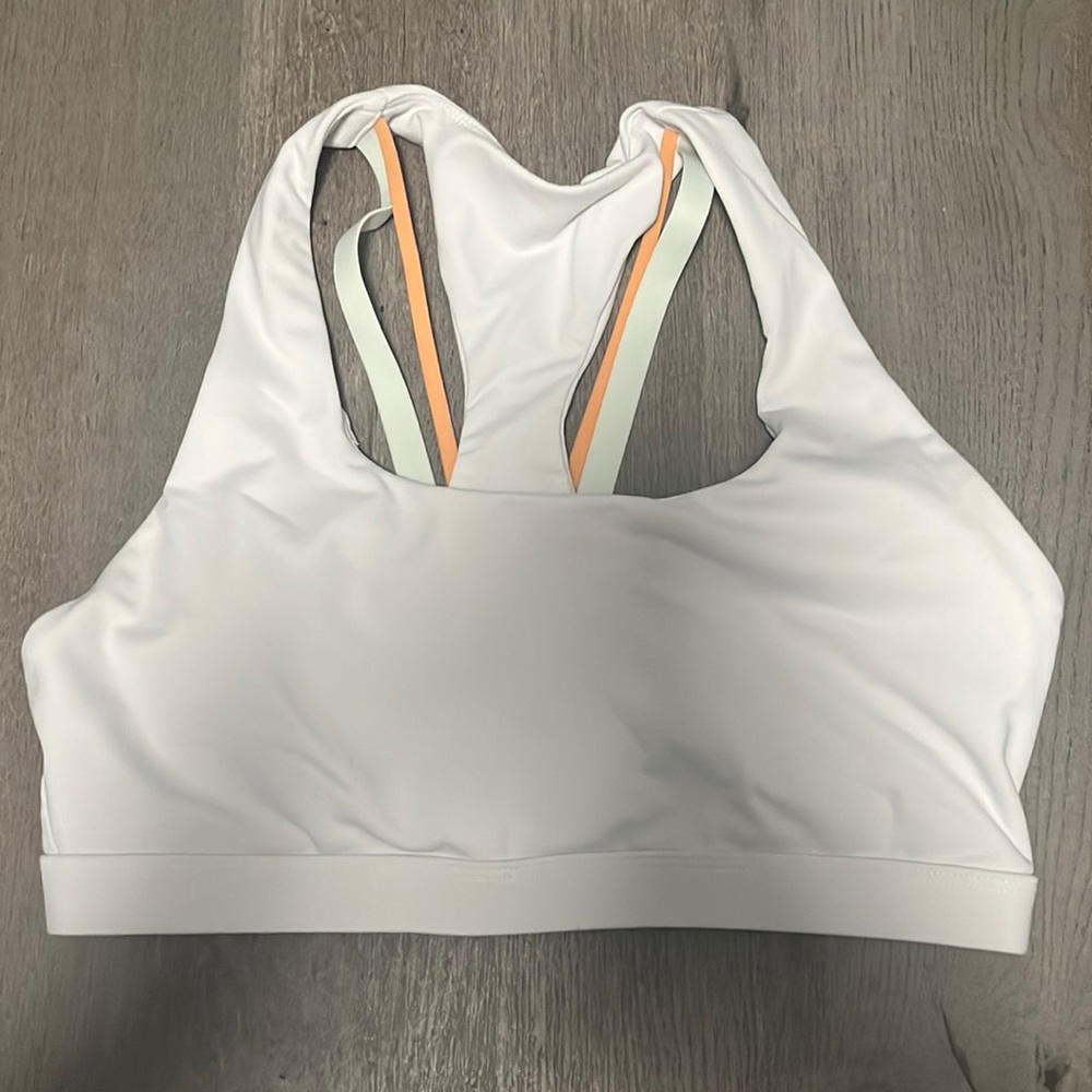 Fabletics women’s sports bra. Medium support.